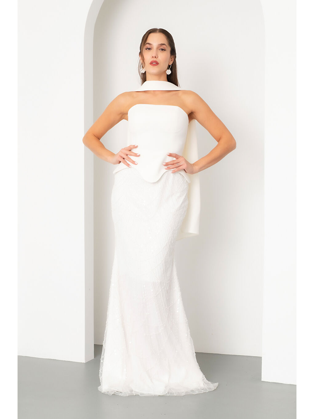 Kadın Beyaz Straplez Taşlı Uzun Balık Abiye-1