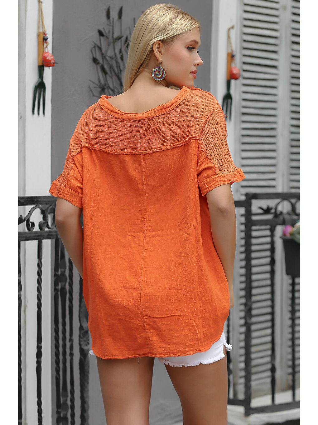 Turuncu V Yaka Kısa Kol Cepli Yıkamalı Dokuma Bluz-1