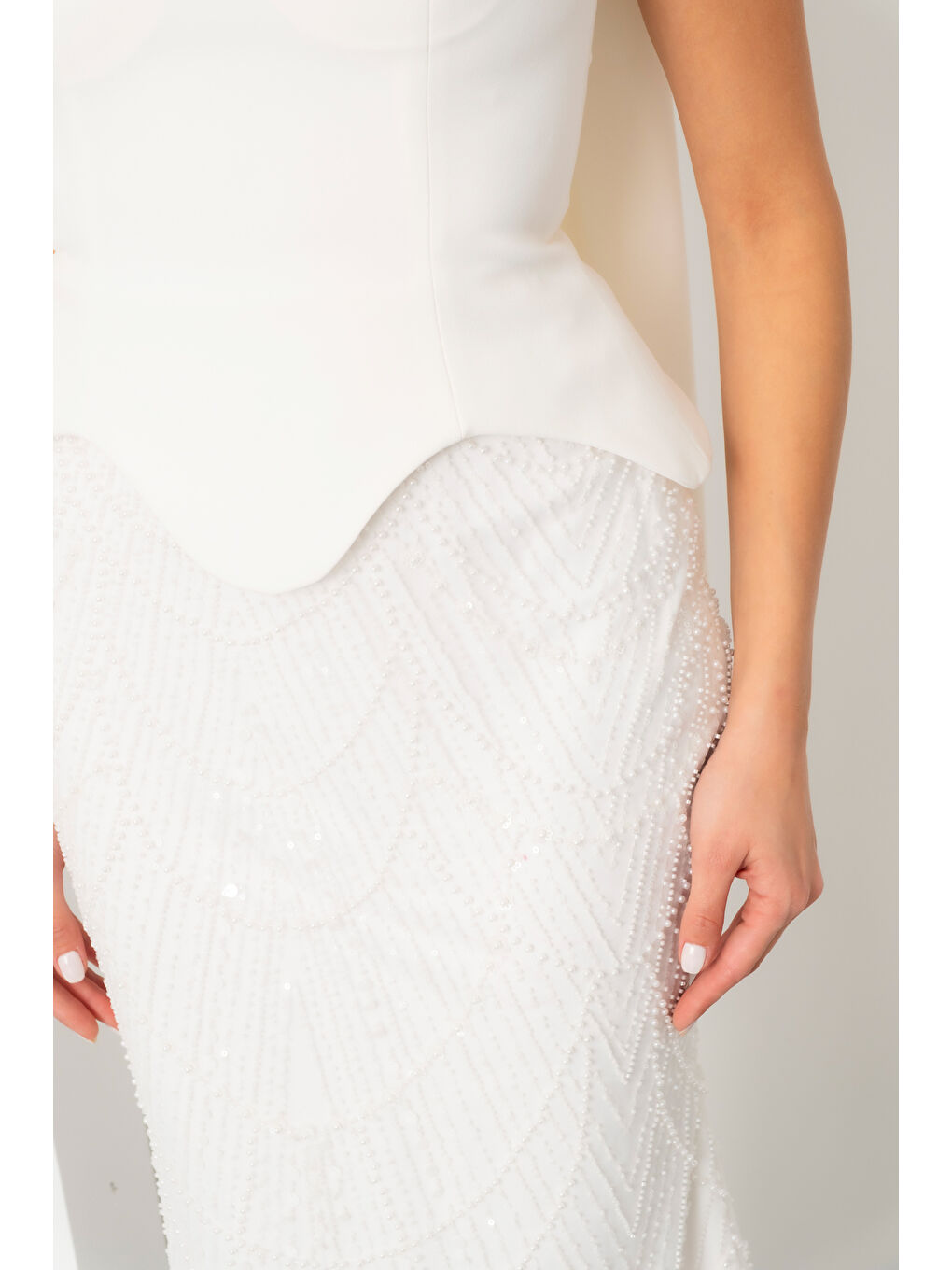 Kadın Beyaz Straplez Taşlı Uzun Balık Abiye-3