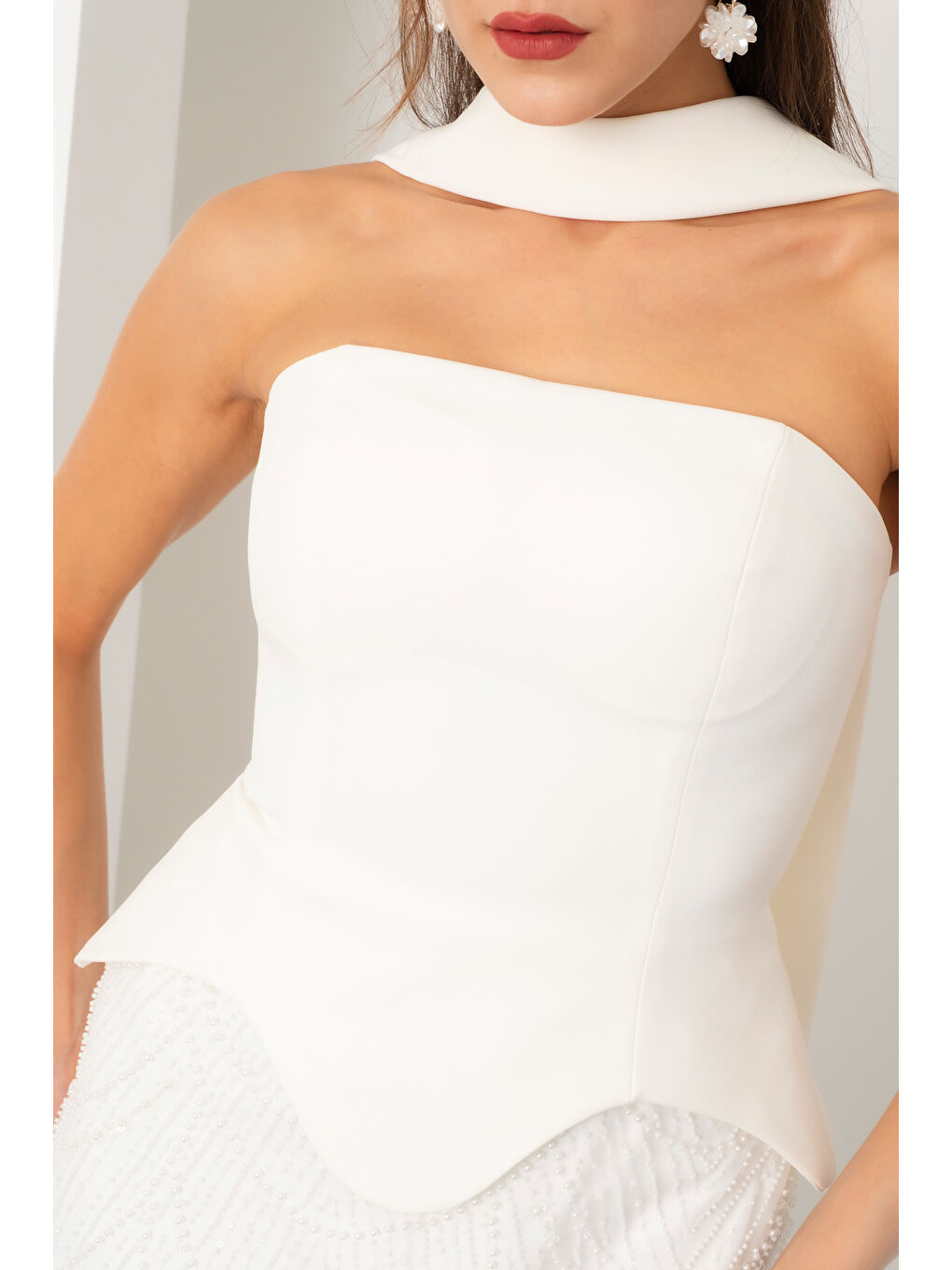 Kadın Beyaz Straplez Taşlı Uzun Balık Abiye-4