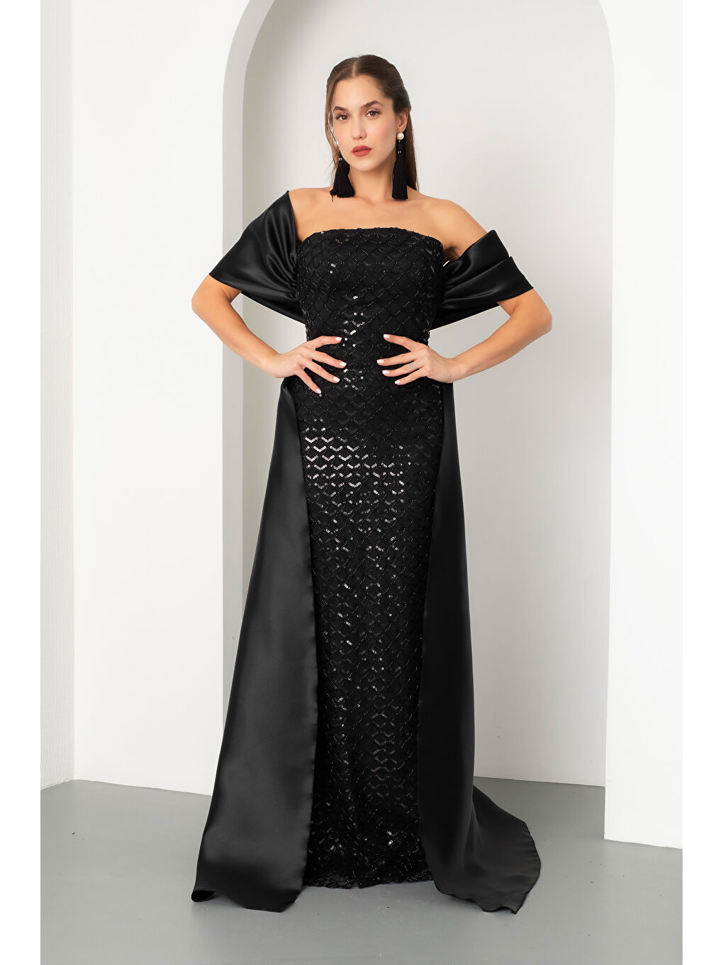 Kadın Siyah Straplez Boncuklu Saten Kuyruklu Uzun Abiye-1