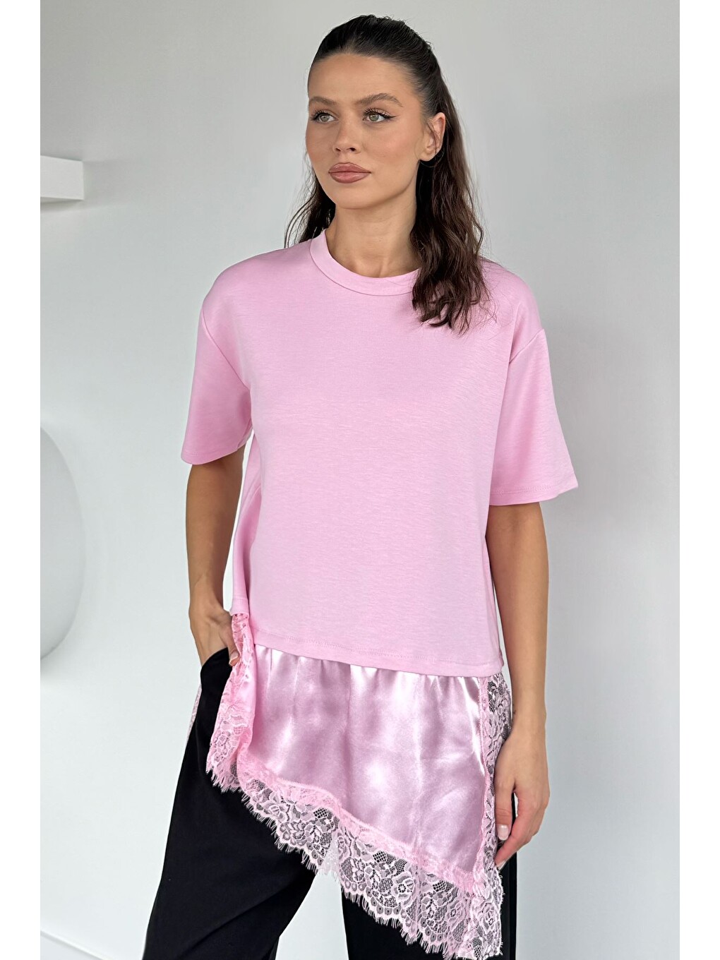Pembe Kadın Bisiklet Yaka Saten Ve Güpür Garnili Bluz