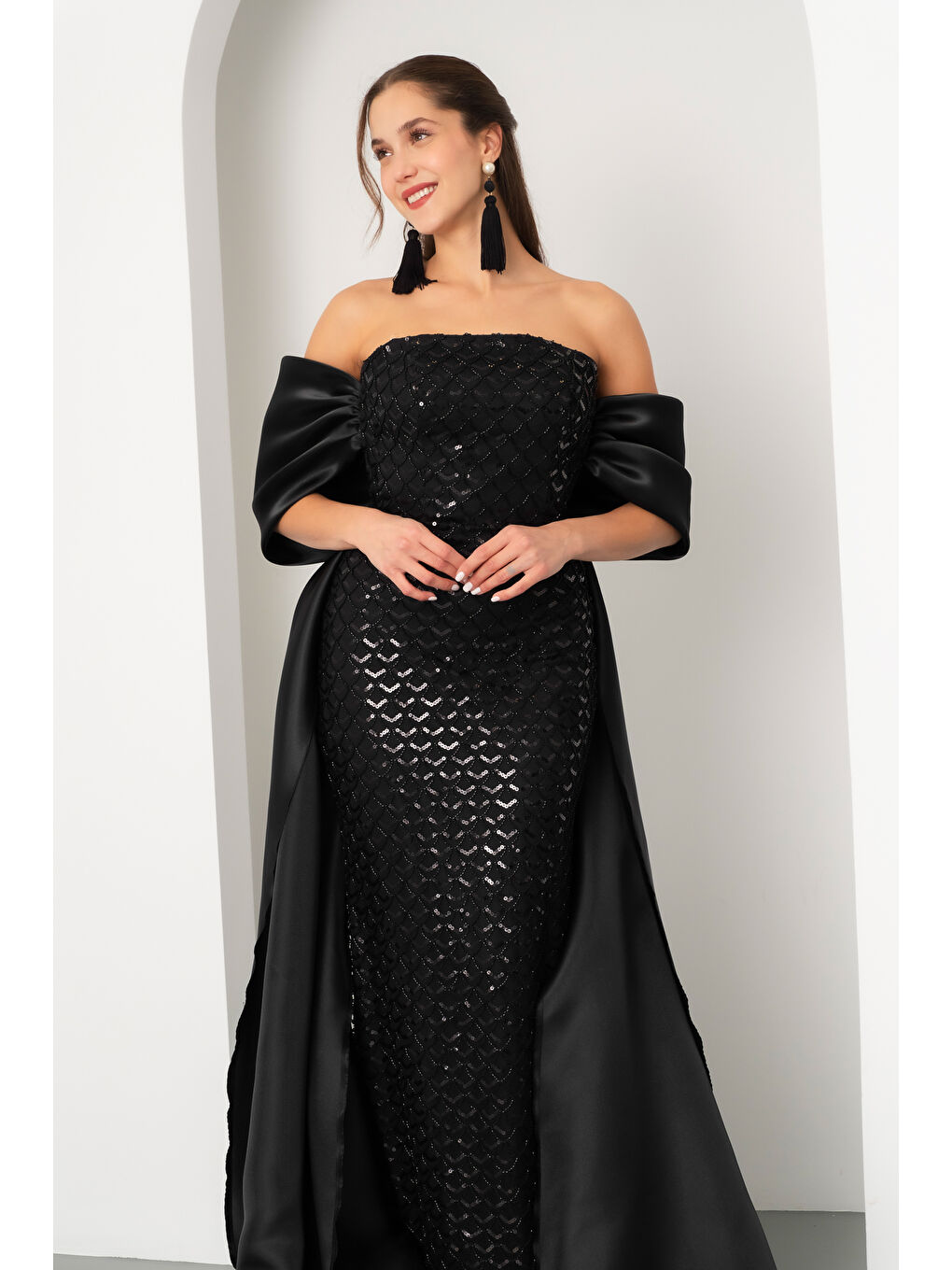 Kadın Siyah Straplez Boncuklu Saten Kuyruklu Uzun Abiye-2