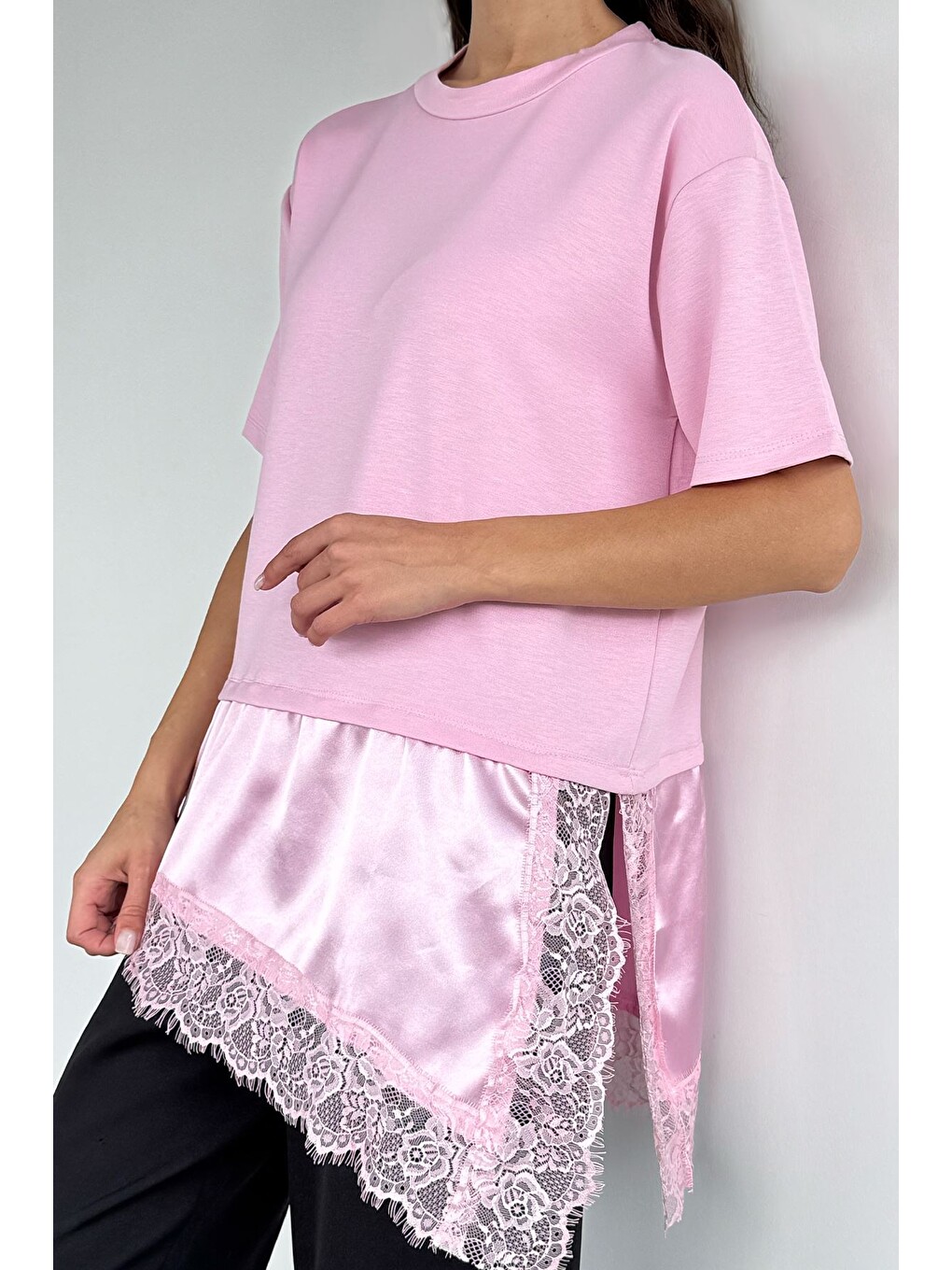 Pembe Kadın Bisiklet Yaka Saten Ve Güpür Garnili Bluz-2