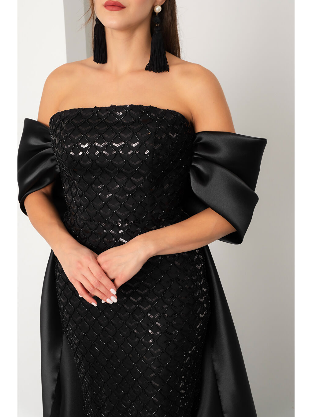 Kadın Siyah Straplez Boncuklu Saten Kuyruklu Uzun Abiye-3