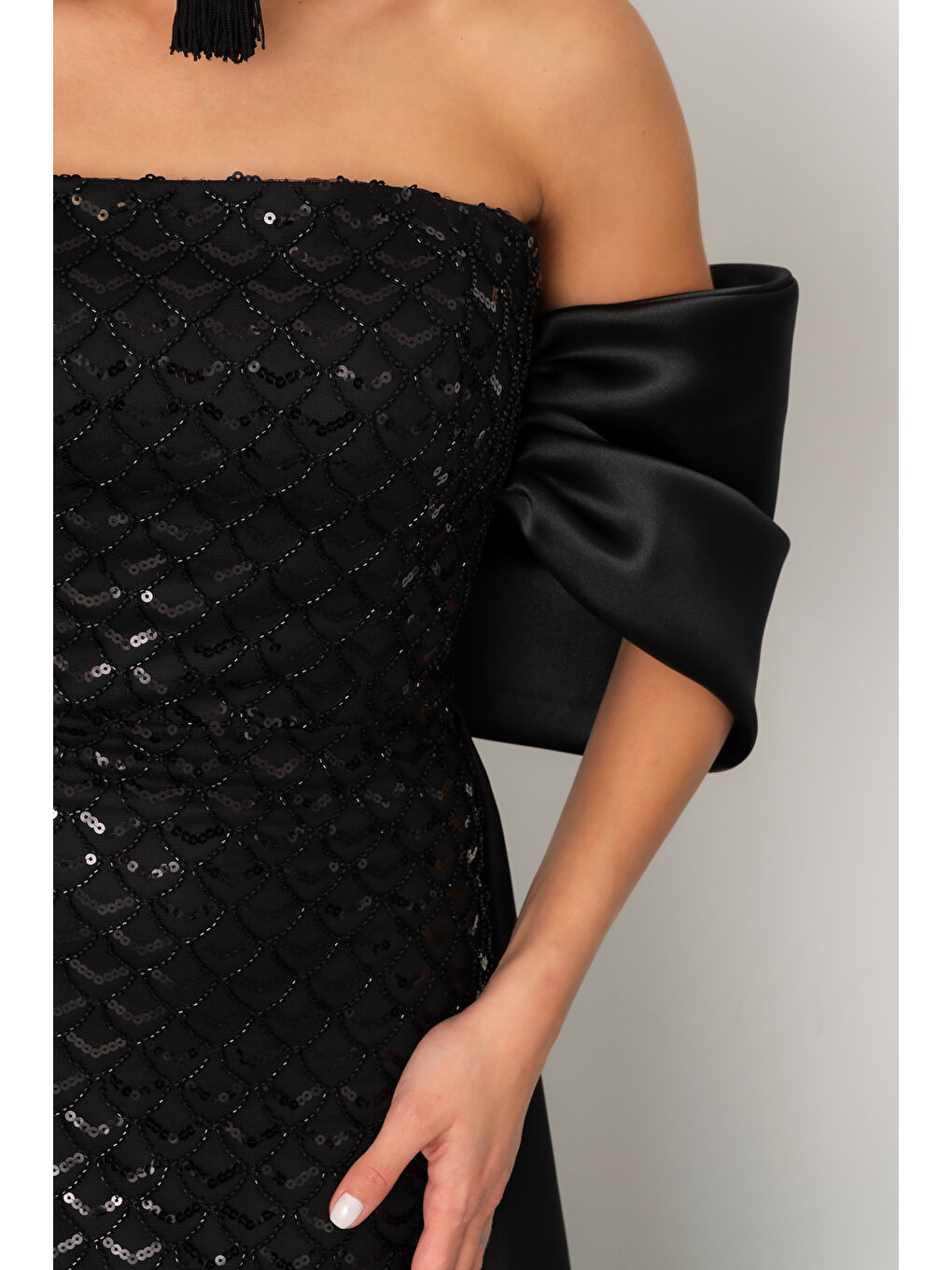 Kadın Siyah Straplez Boncuklu Saten Kuyruklu Uzun Abiye-4