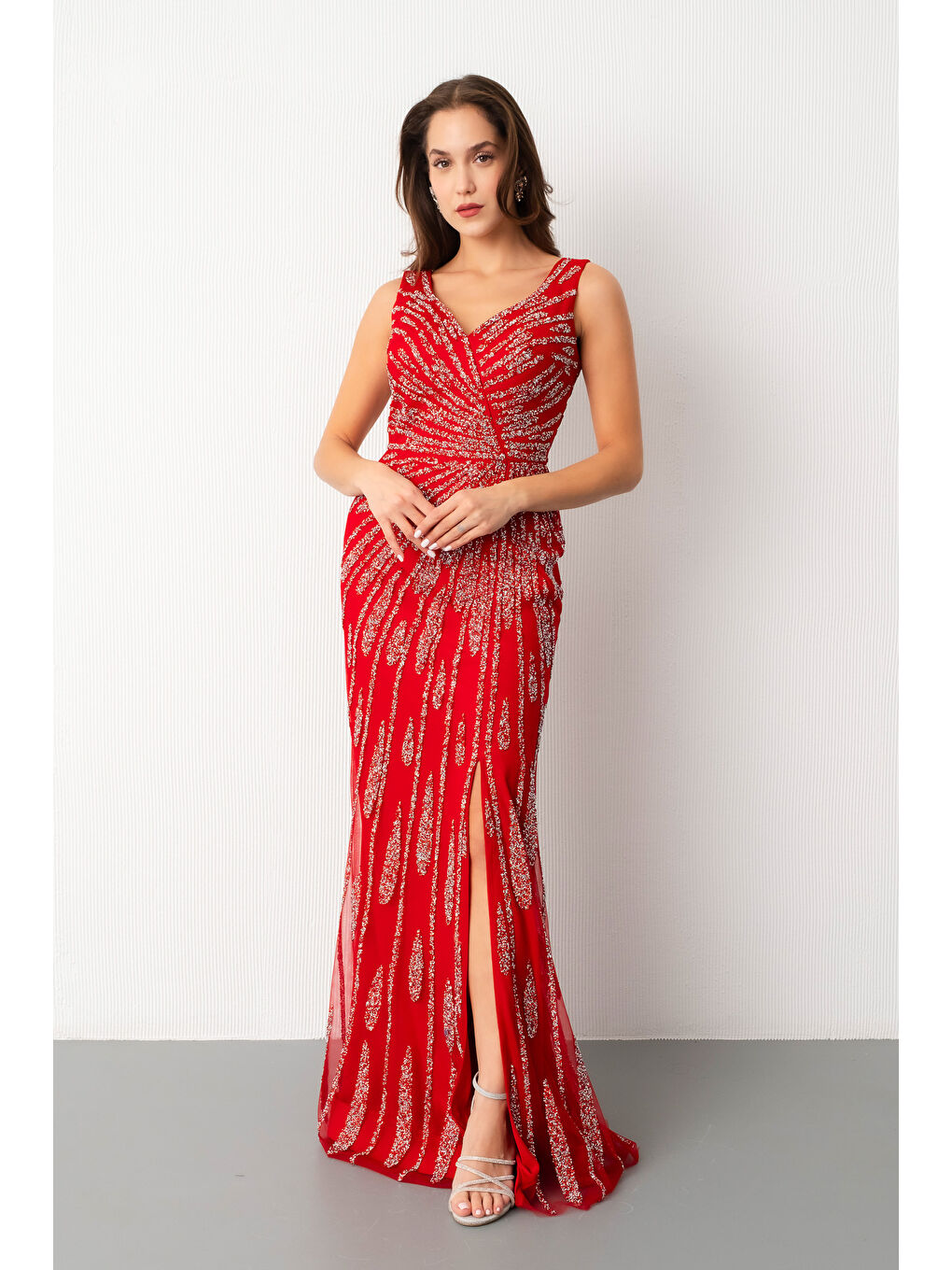 Kadın Kırmızı Kolsuz V Yaka Yırtmaçlı Uzun Taşlı Balık Abiye