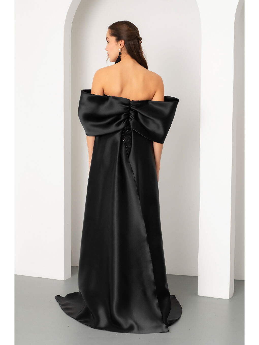 Kadın Siyah Straplez Boncuklu Saten Kuyruklu Uzun Abiye-5