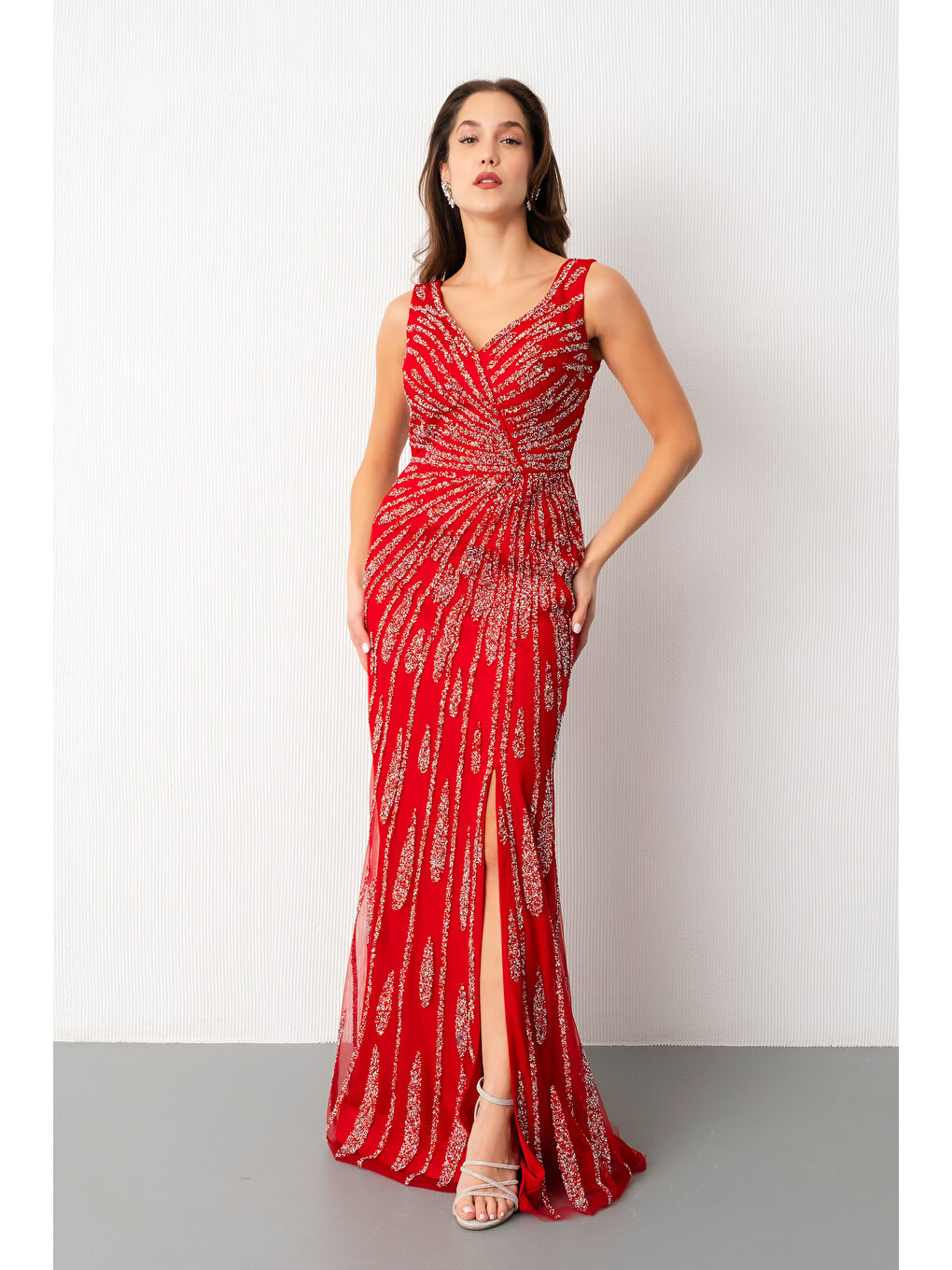 Kadın Kırmızı Kolsuz V Yaka Yırtmaçlı Uzun Taşlı Balık Abiye-1