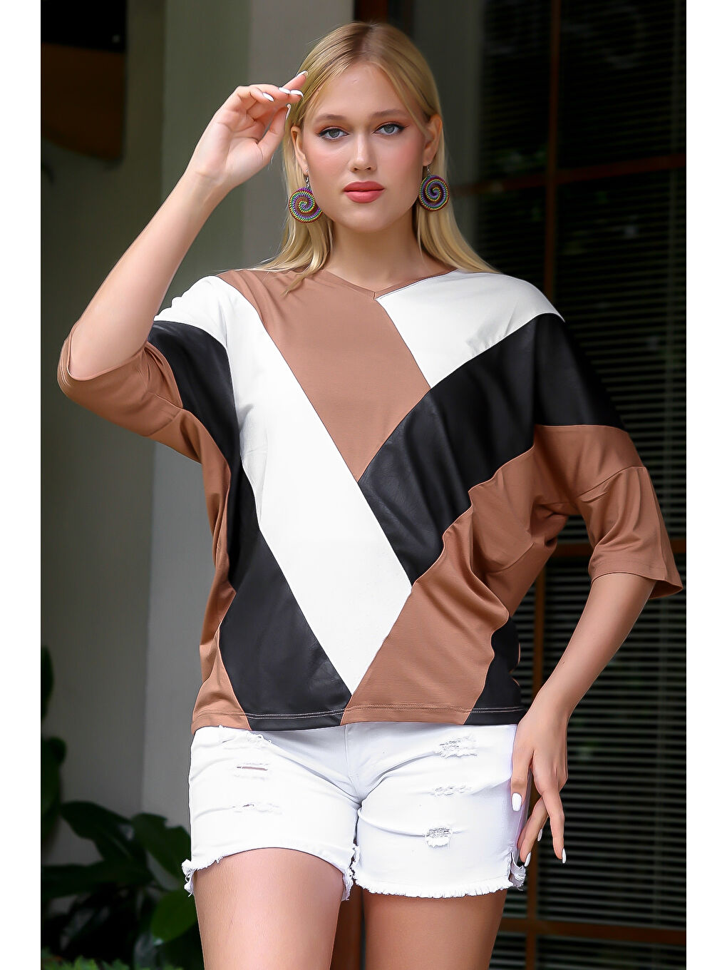 Siyah-Bej V Yaka Yarasa Kol Deri Garnili Örme Bluz-4