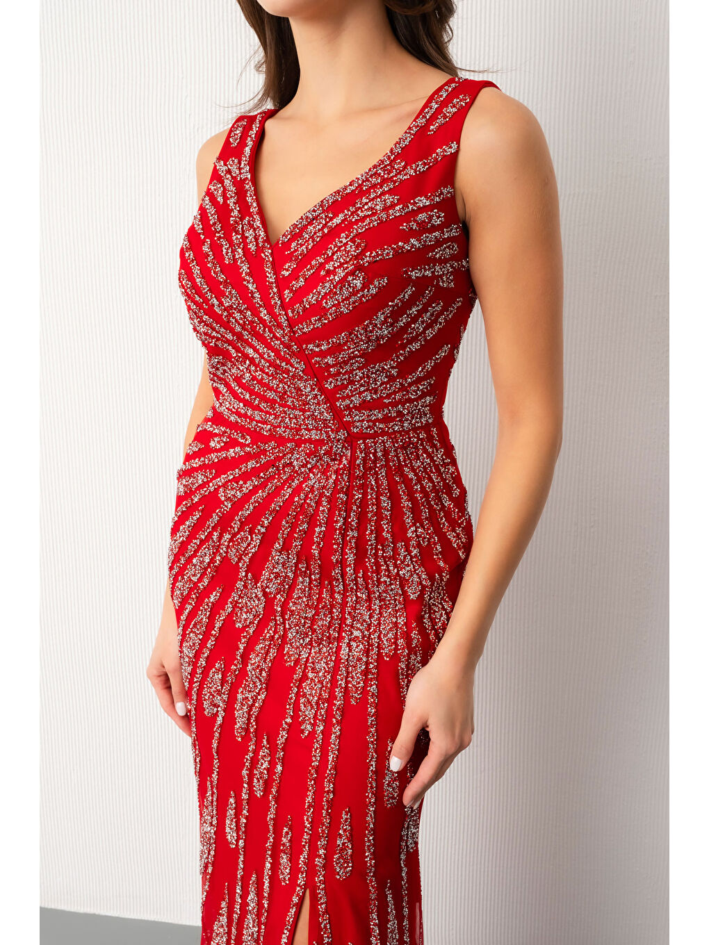 Kadın Kırmızı Kolsuz V Yaka Yırtmaçlı Uzun Taşlı Balık Abiye-3