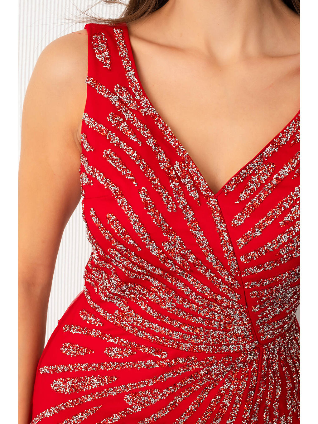 Kadın Kırmızı Kolsuz V Yaka Yırtmaçlı Uzun Taşlı Balık Abiye-4