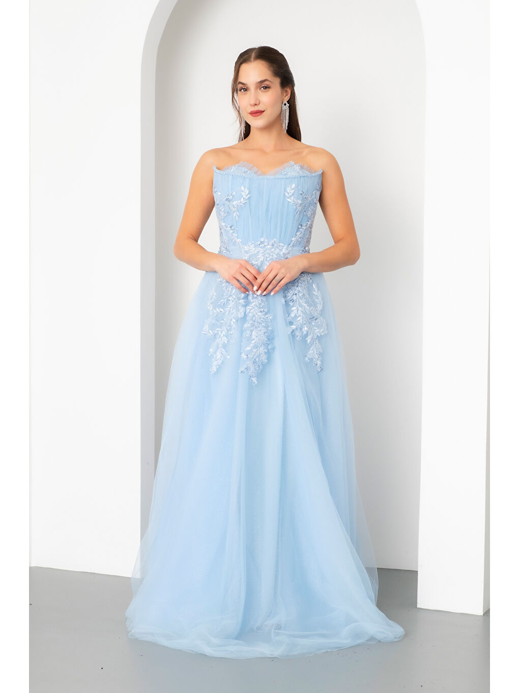 Kadın Bebe Mavi Straplez Güpürlü Uzun Tül Abiye Elbise-1