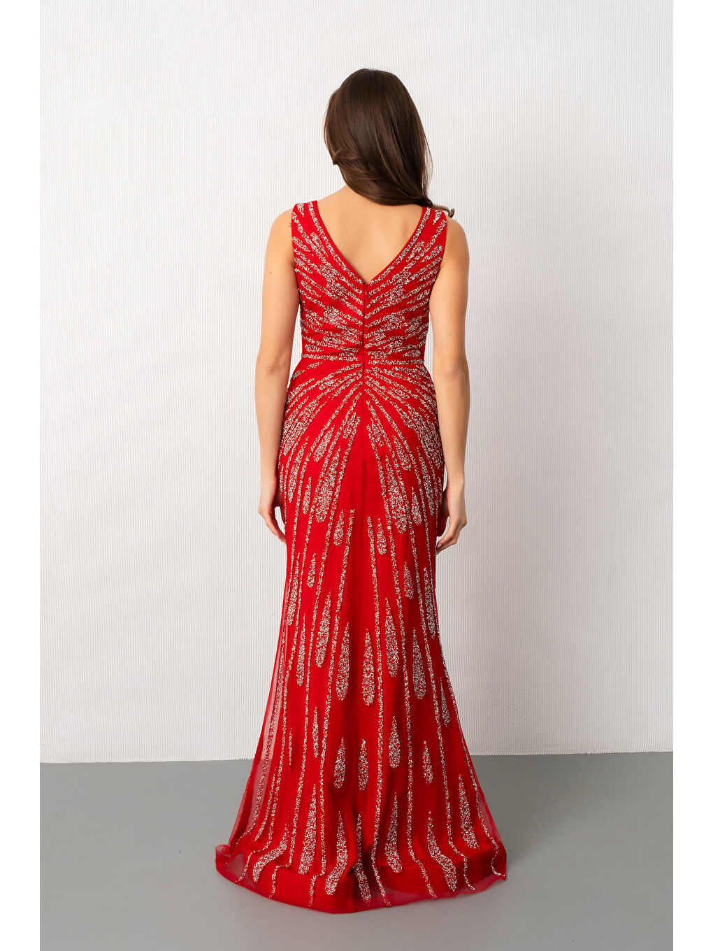 Kadın Kırmızı Kolsuz V Yaka Yırtmaçlı Uzun Taşlı Balık Abiye-5