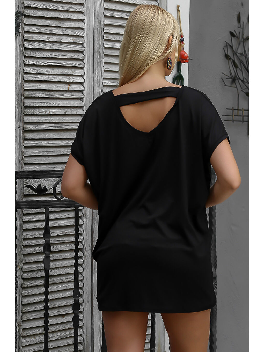 Siyah V Yaka Düşük Kol Sırt Dekolteli Örme T-Shirt-1