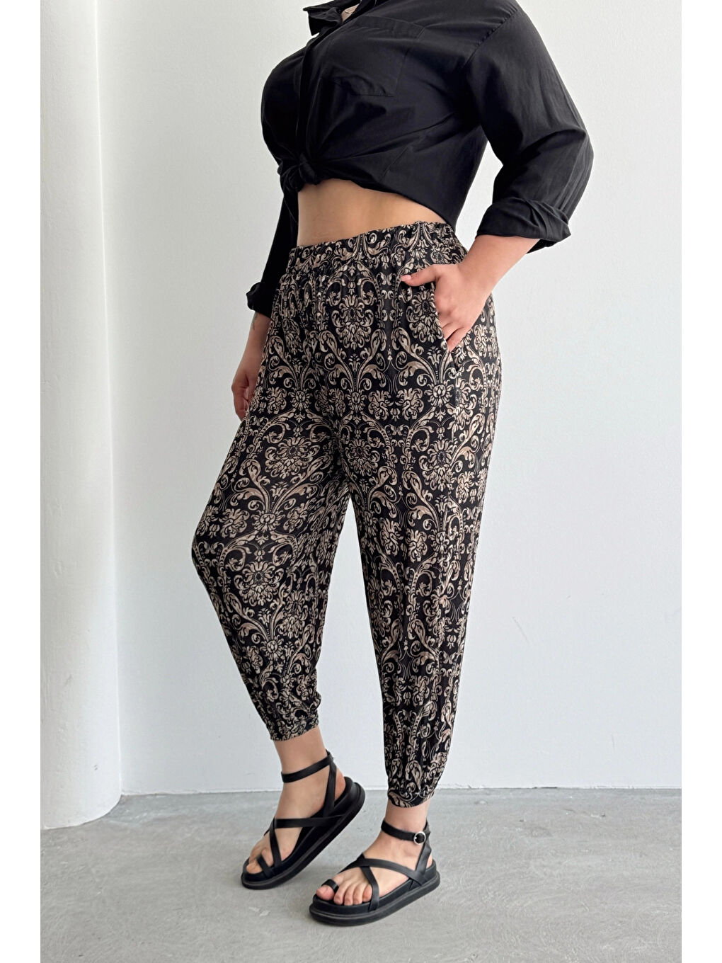 Siyah Büyük Beden Beli ve Paçası Lastikli Cepli Desenli Şalvar Pantolon 74-75-4