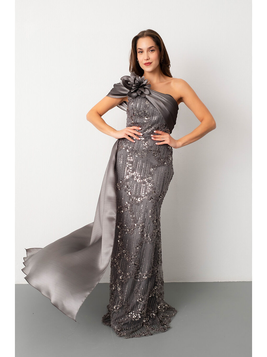 Kadın Gri Boncuklu Tek Omuz Fiyonk Detay Kuyruklu Uzun Abiye