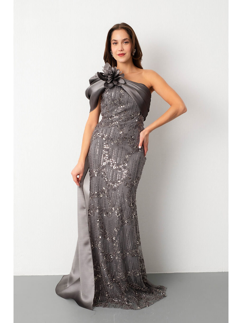 Kadın Gri Boncuklu Tek Omuz Fiyonk Detay Kuyruklu Uzun Abiye-1