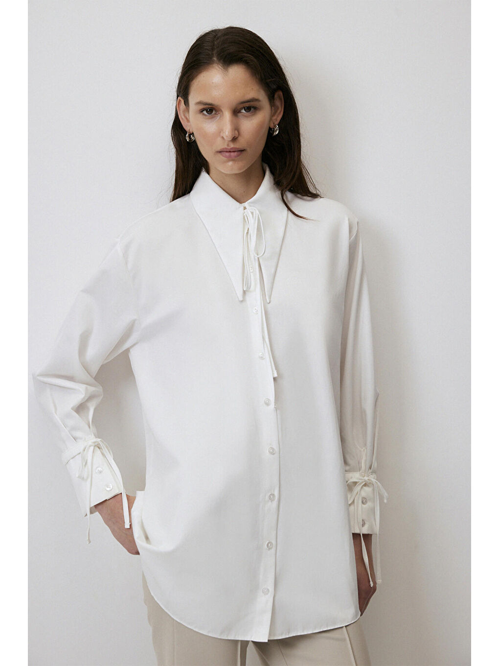 Beyaz Bağlama Detaylı Gömlek