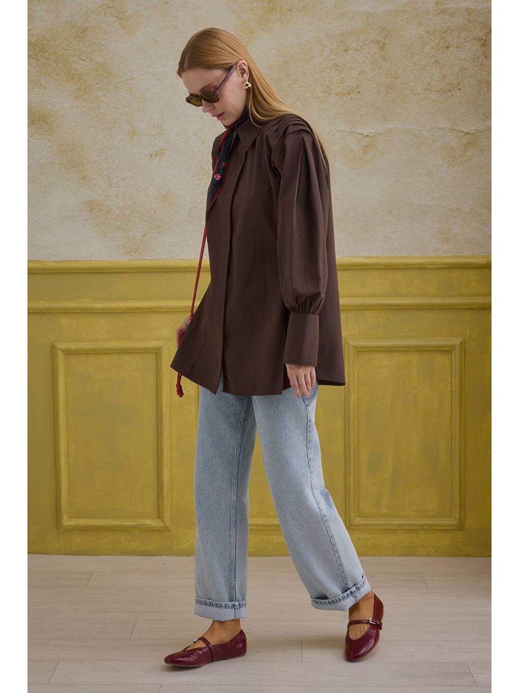 Kahverengi %100 Pamuk Arkası Pileli Gömlek Kahve-1