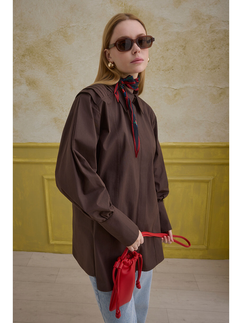 Kahverengi %100 Pamuk Arkası Pileli Gömlek Kahve-2