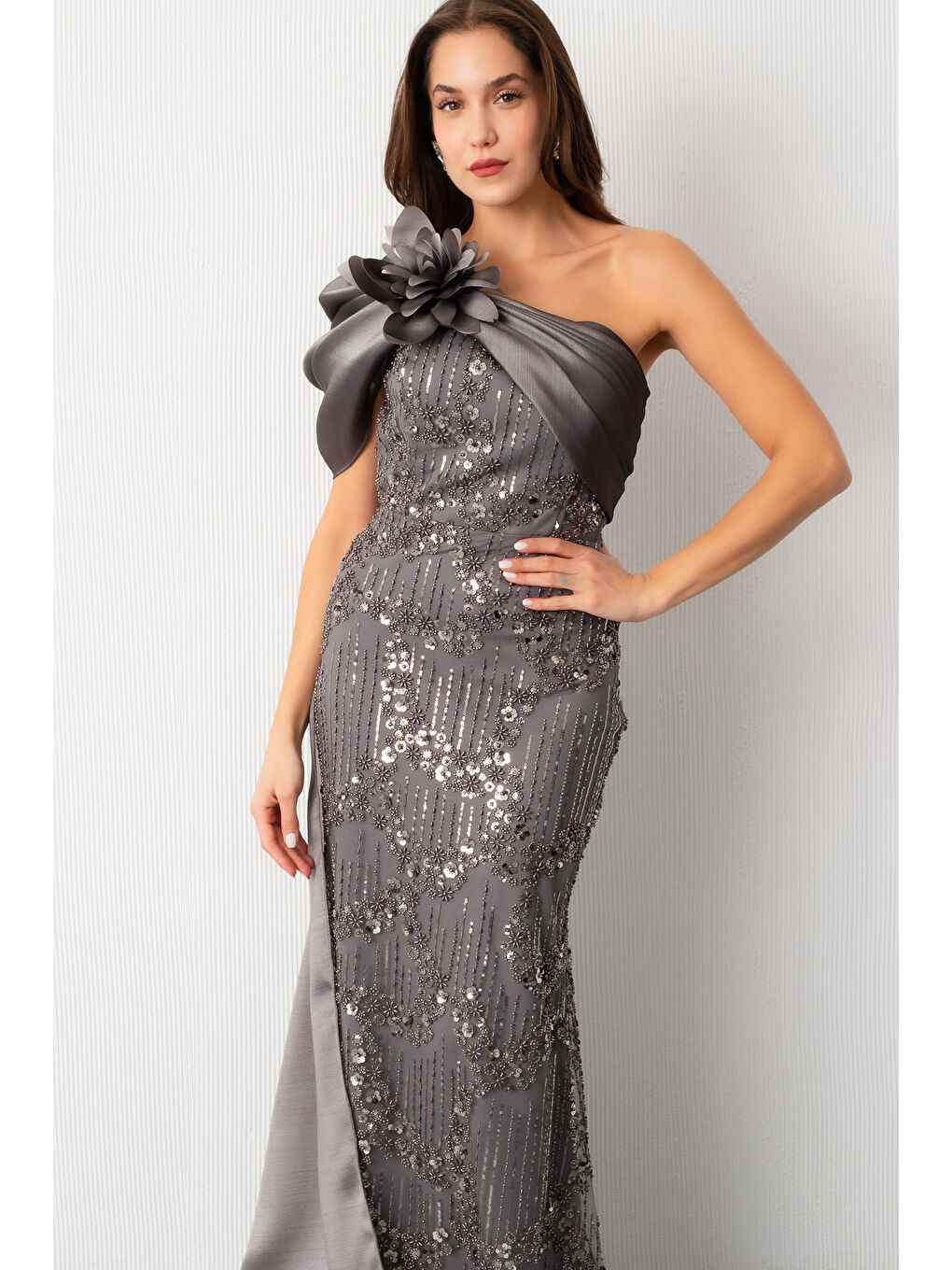Kadın Gri Boncuklu Tek Omuz Fiyonk Detay Kuyruklu Uzun Abiye-2