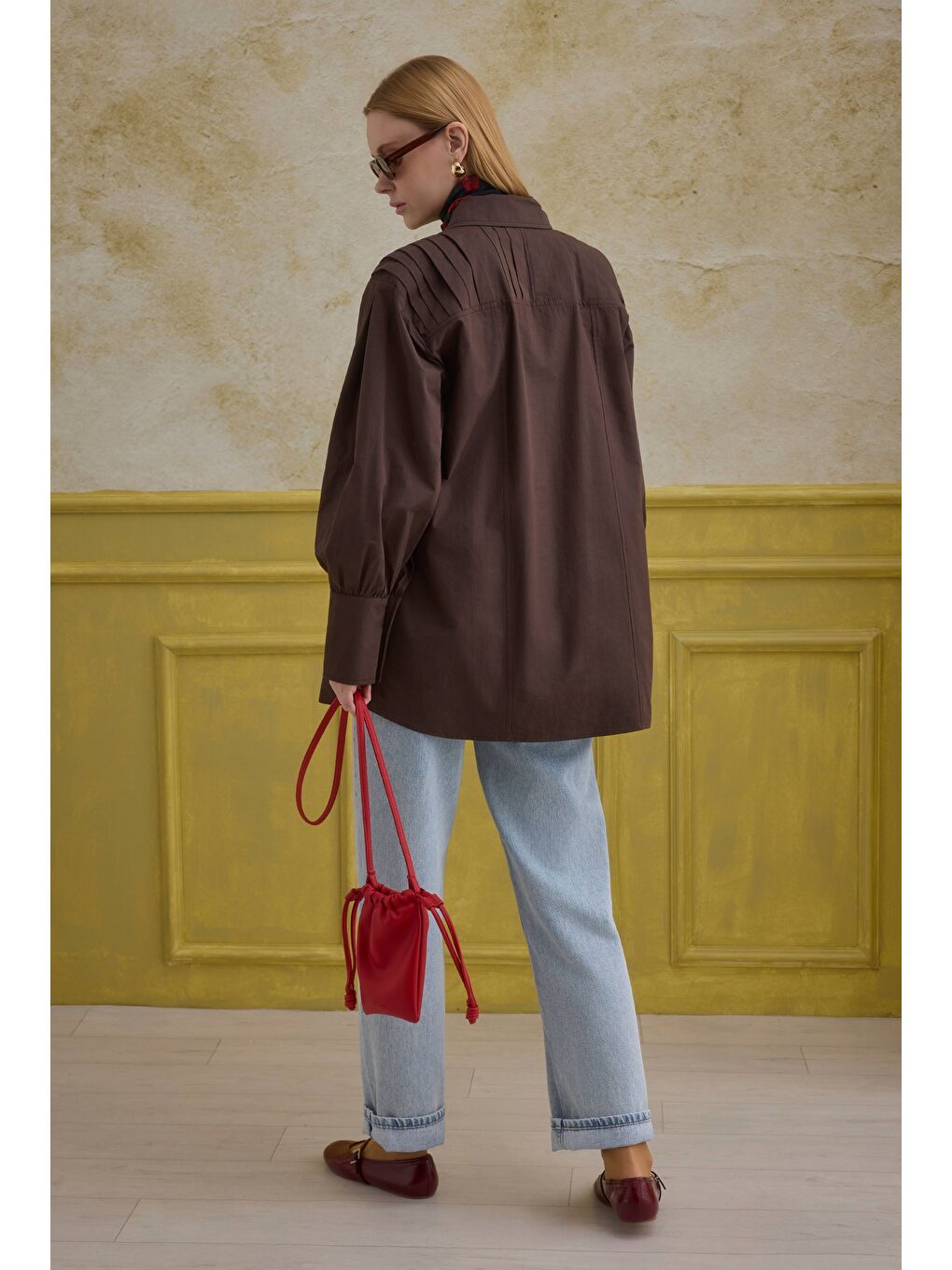 Kahverengi %100 Pamuk Arkası Pileli Gömlek Kahve-4
