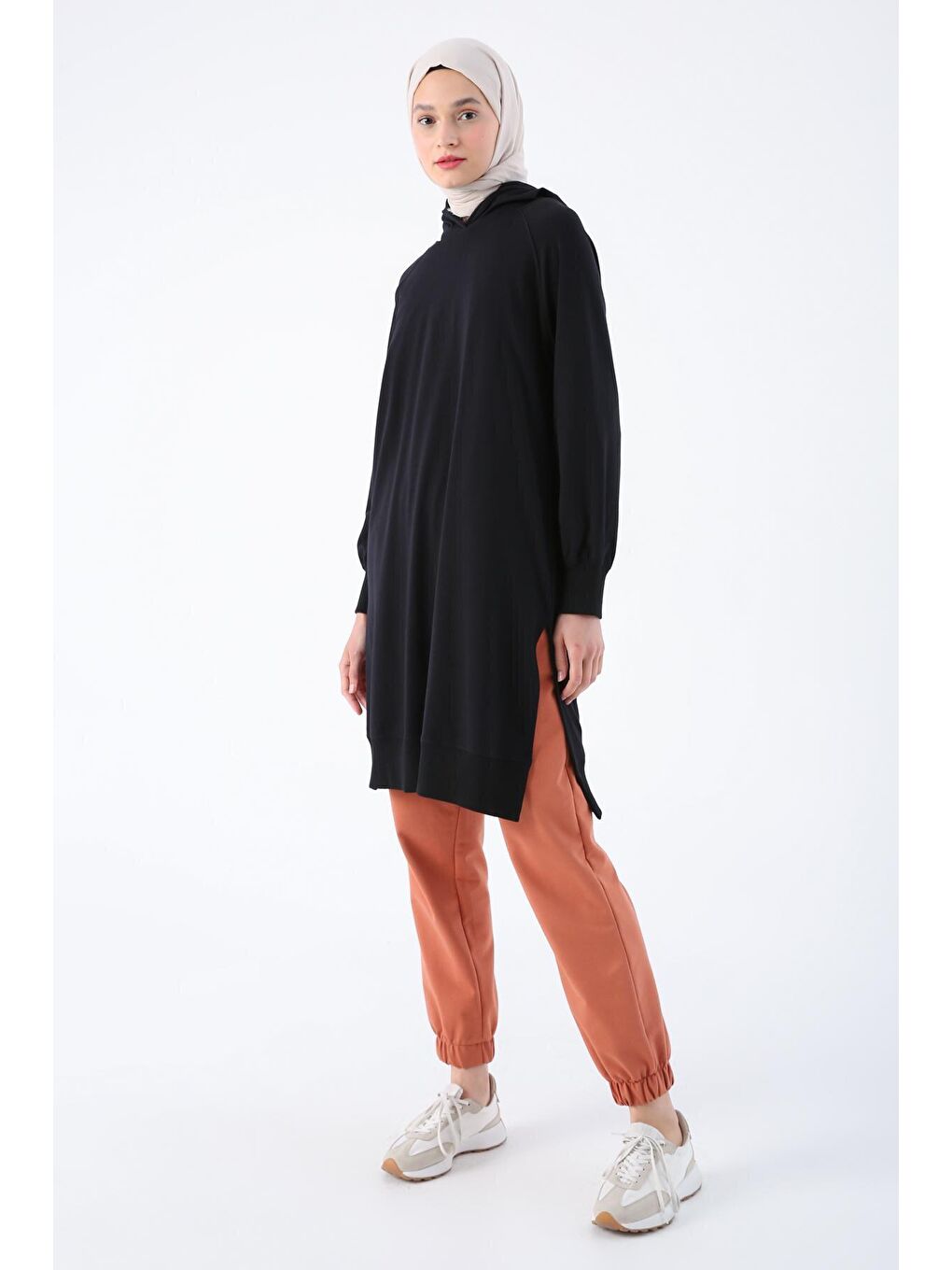 Siyah Pamuklu Kapüşonlu Reglan Kollu Yırtmaçlı Süprem Tunik