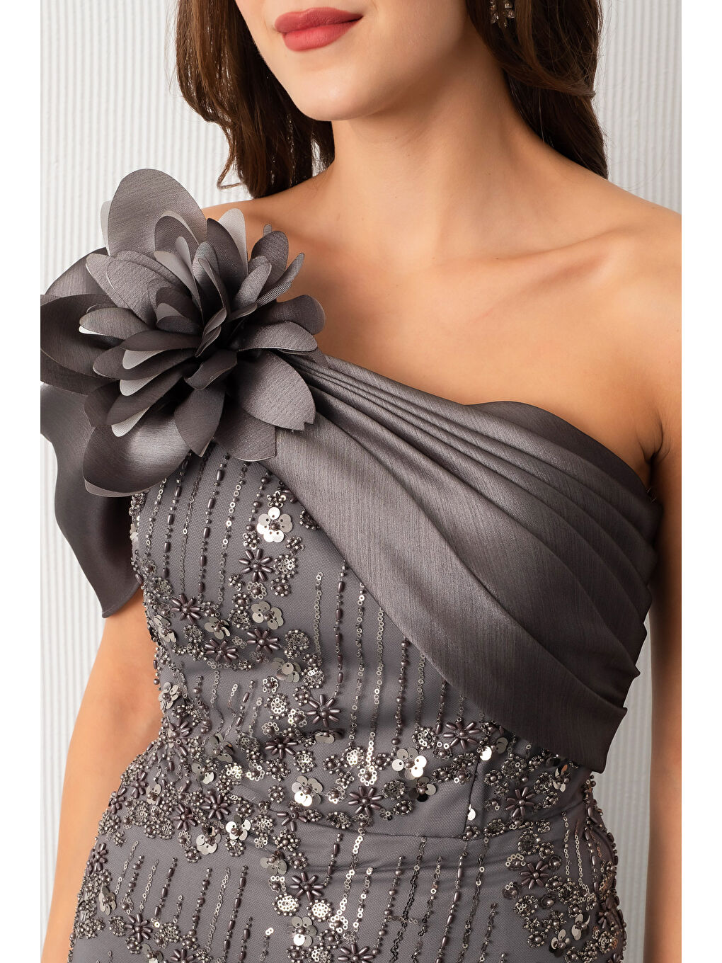 Kadın Gri Boncuklu Tek Omuz Fiyonk Detay Kuyruklu Uzun Abiye-3