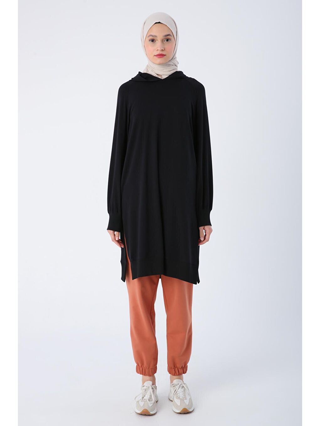 Siyah Pamuklu Kapüşonlu Reglan Kollu Yırtmaçlı Süprem Tunik-1