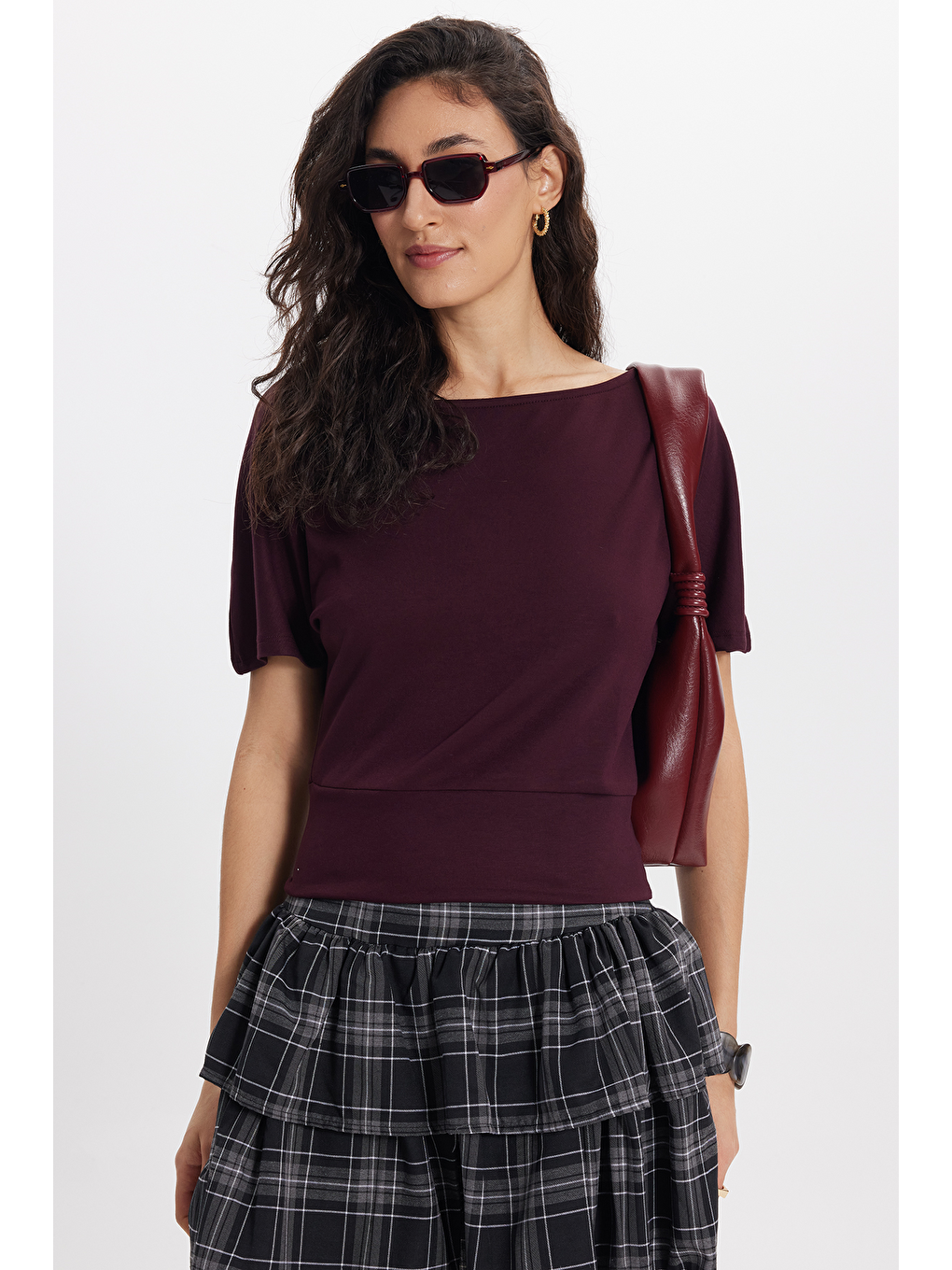 Kadın Slim Fit Dar Kesim Kısa Kollu Kayık Yaka Mürdüm Tişört