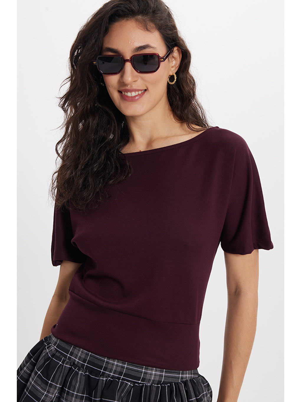 Kadın Slim Fit Dar Kesim Kısa Kollu Kayık Yaka Mürdüm Tişört-2