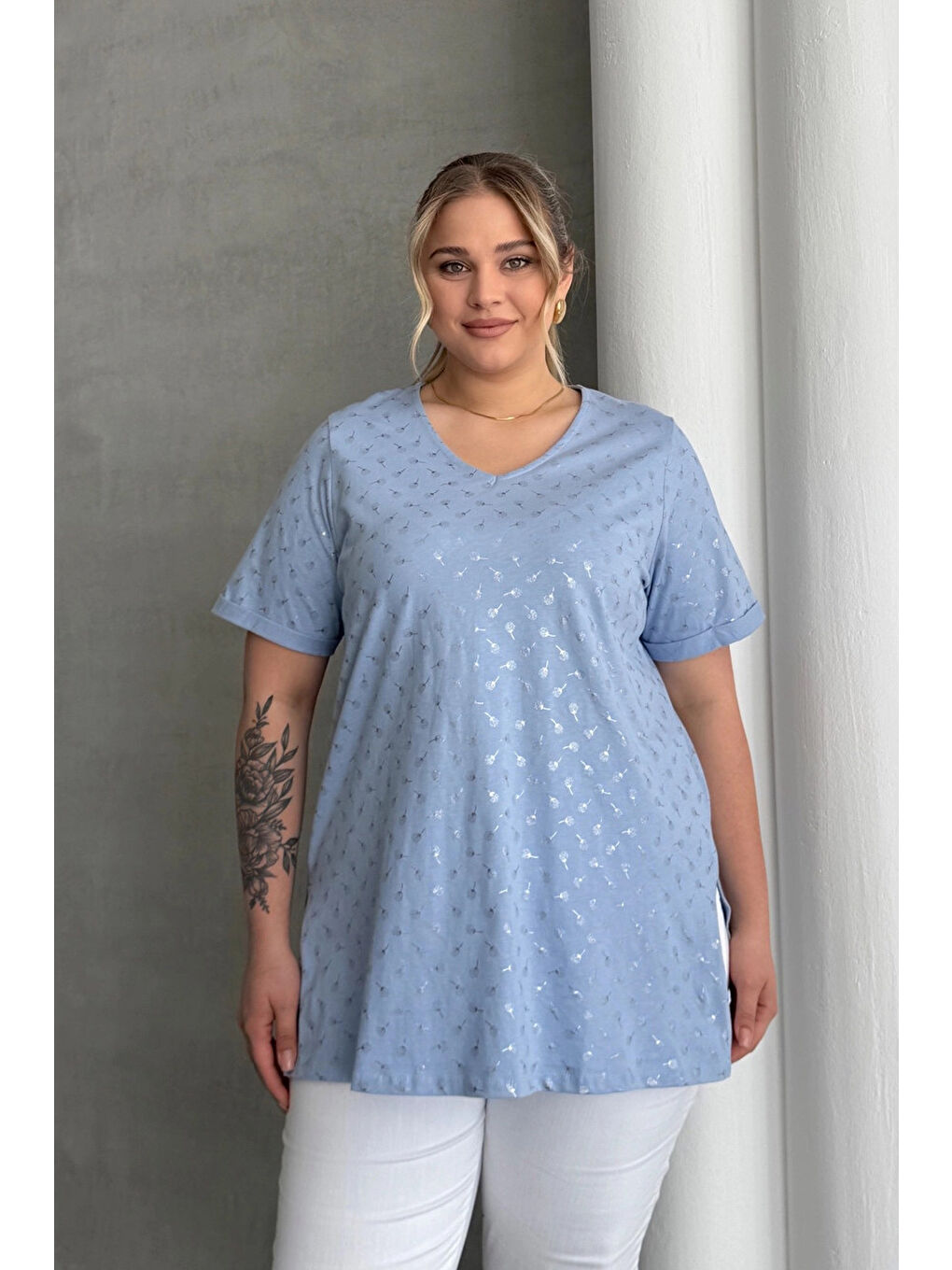 Mavi Büyük Beden Kısa Kollu V Yaka Yanları Yırtmaçlı Metalik Baskılı T-shirt 97-46-1