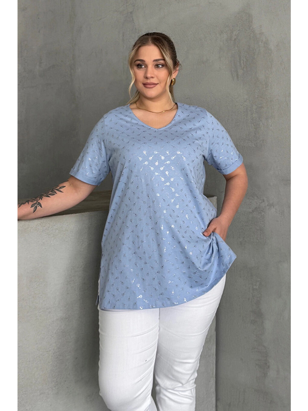 Mavi Büyük Beden Kısa Kollu V Yaka Yanları Yırtmaçlı Metalik Baskılı T-shirt 97-46-3