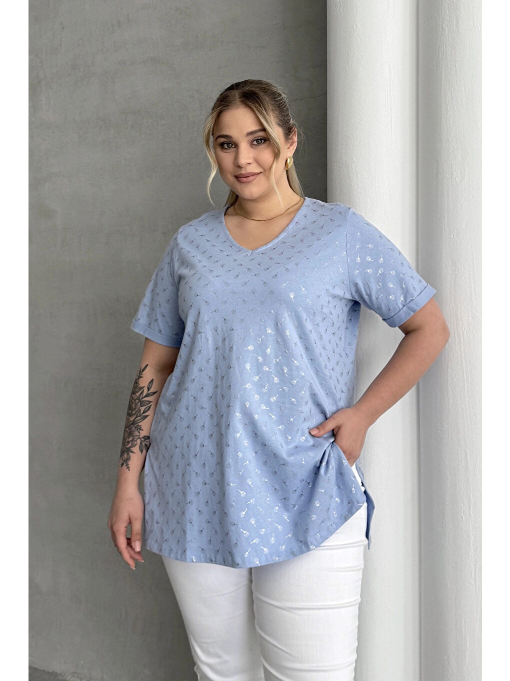 Mavi Büyük Beden Kısa Kollu V Yaka Yanları Yırtmaçlı Metalik Baskılı T-shirt 97-46-4