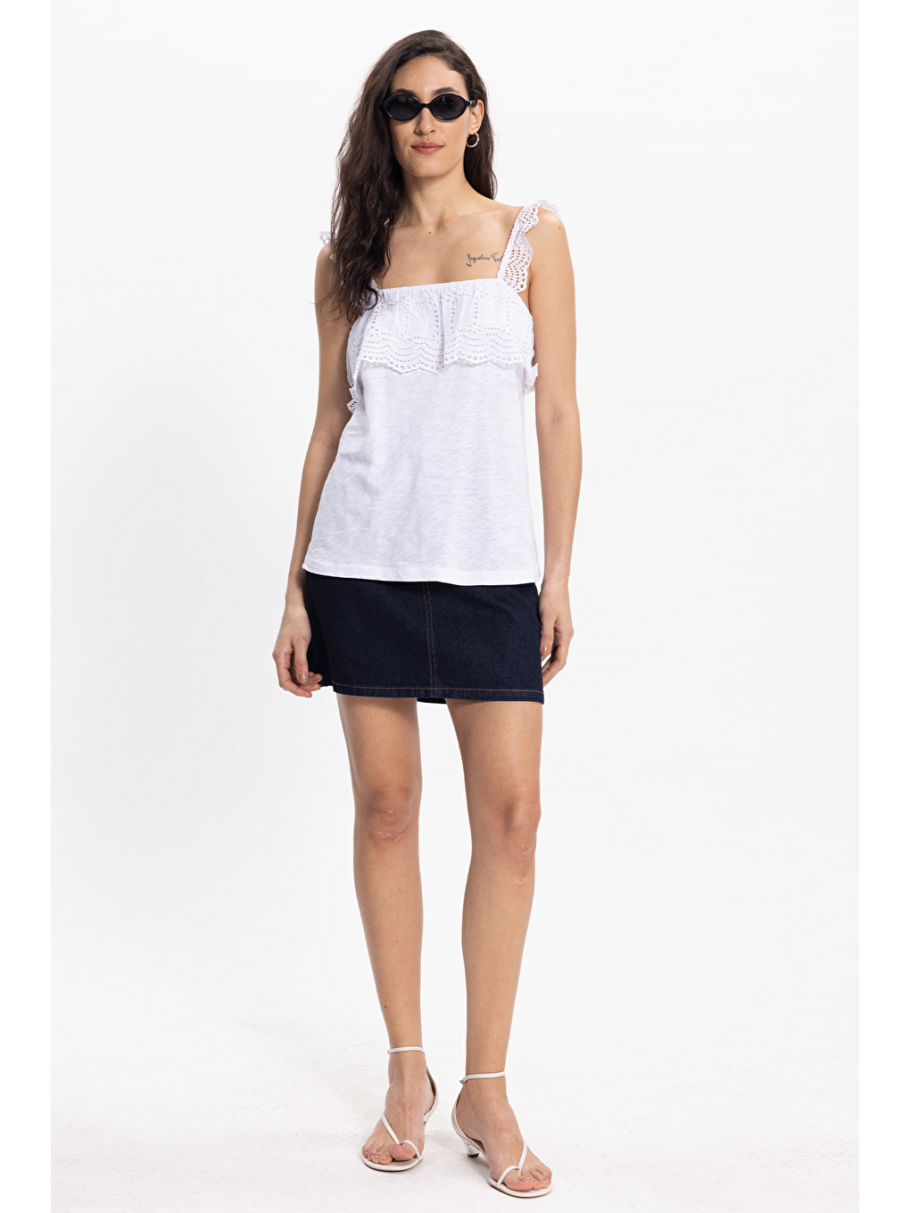Kadın Slim Fit Dar Kesim %100 Pamuk Askılı Güpürlü Detaylı Halter Yaka Beyaz Tişört-1
