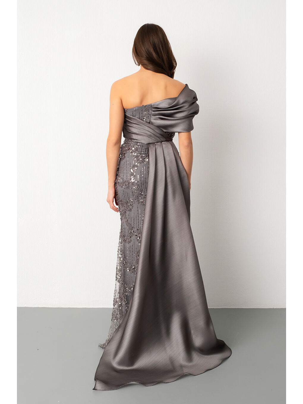 Kadın Gri Boncuklu Tek Omuz Fiyonk Detay Kuyruklu Uzun Abiye-5