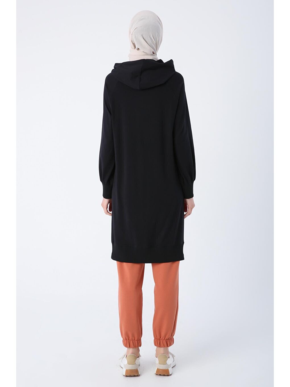 Siyah Pamuklu Kapüşonlu Reglan Kollu Yırtmaçlı Süprem Tunik-3