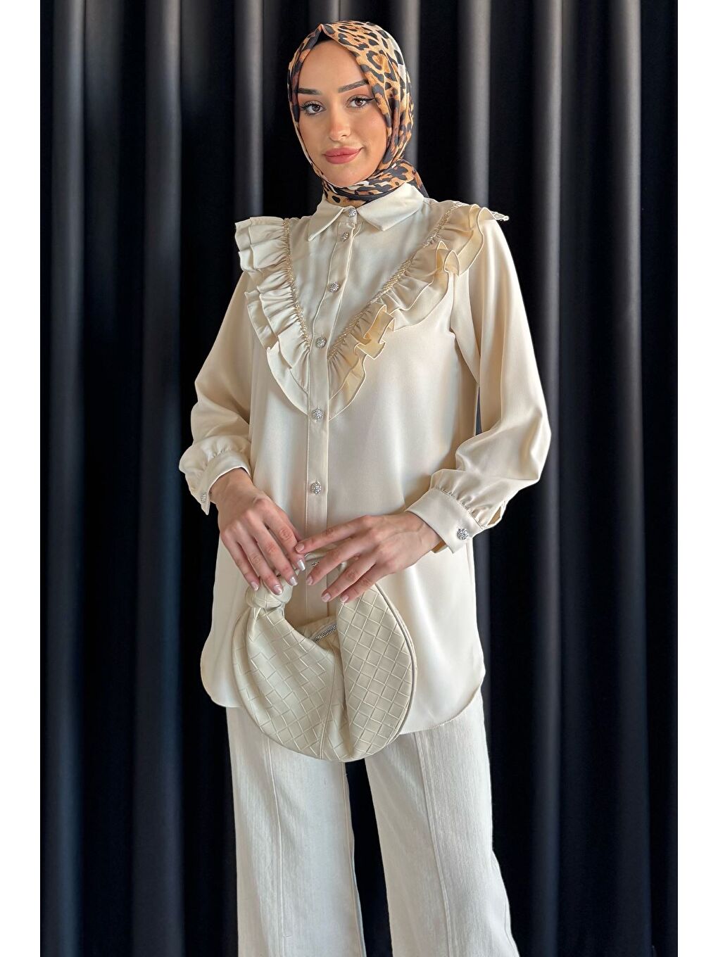 Bej Fırfırlı Taş İşlemeli Tesettür Gömlek