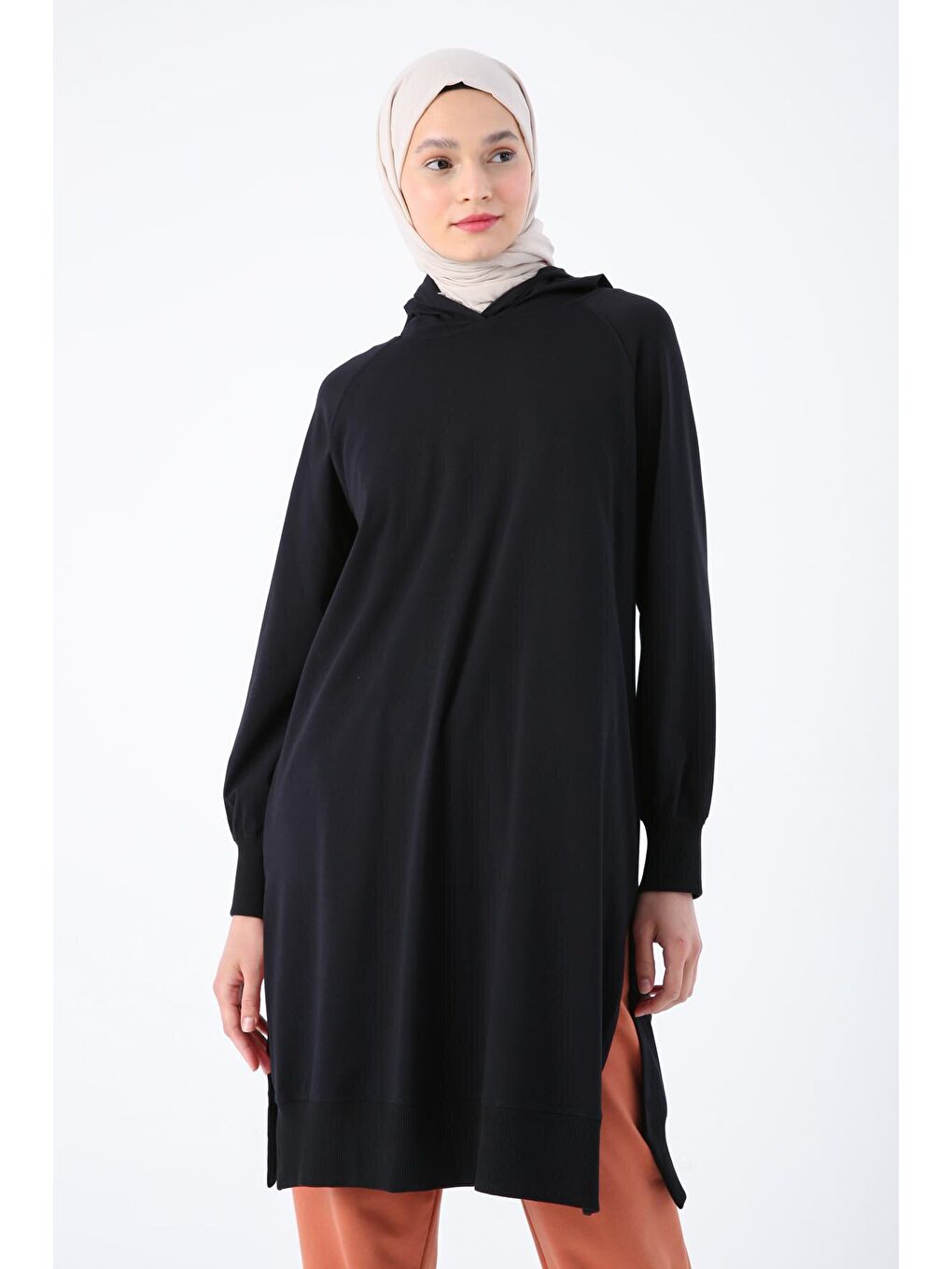 Siyah Pamuklu Kapüşonlu Reglan Kollu Yırtmaçlı Süprem Tunik-4