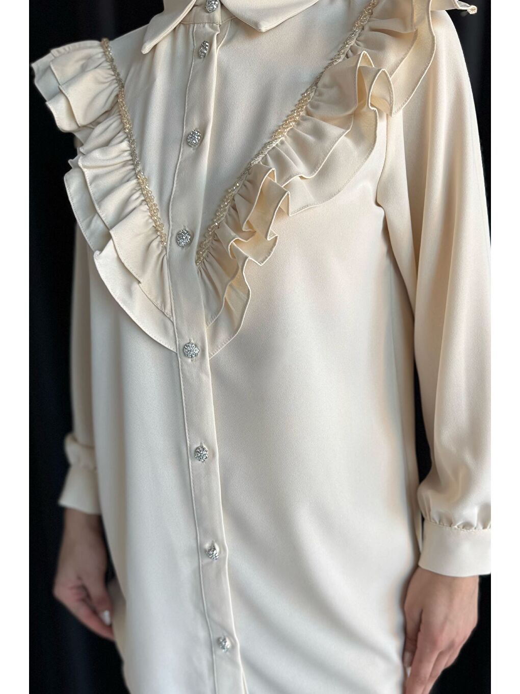 Bej Fırfırlı Taş İşlemeli Tesettür Gömlek-4