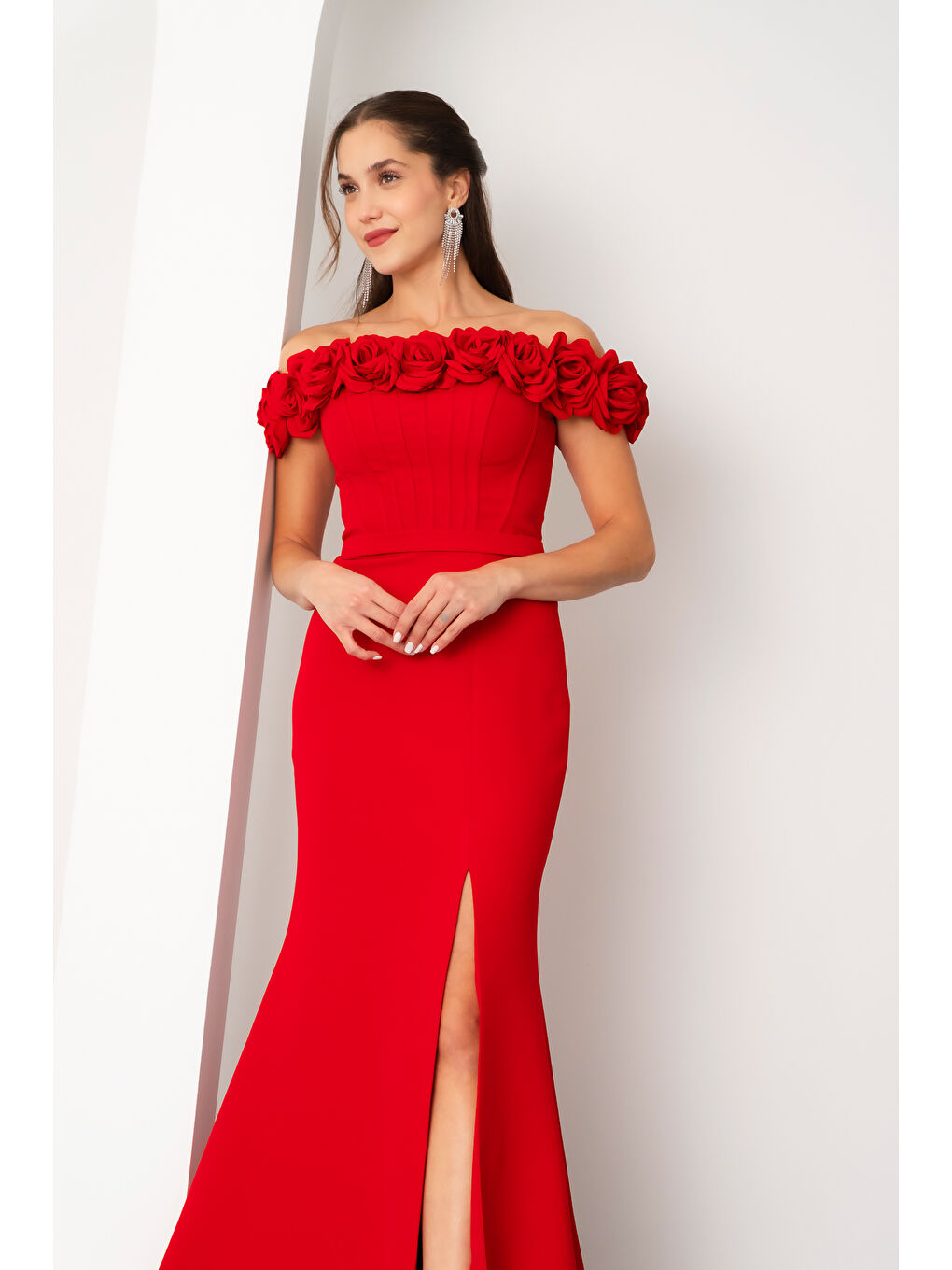 Kadın Kırmızı Çiçek Detay Yırtmaçlı Uzun Abiye Elbise-1