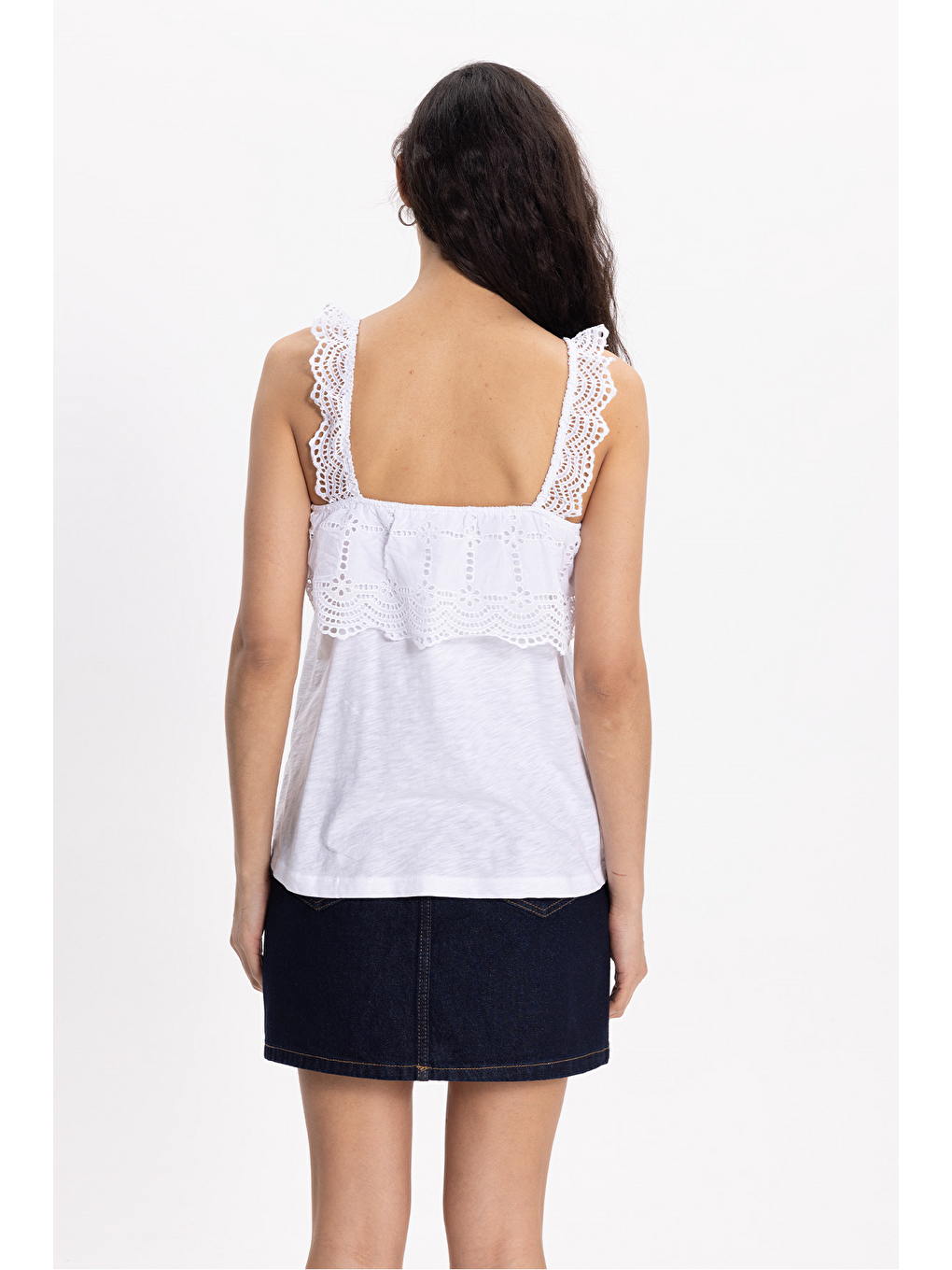 Kadın Slim Fit Dar Kesim %100 Pamuk Askılı Güpürlü Detaylı Halter Yaka Beyaz Tişört-5