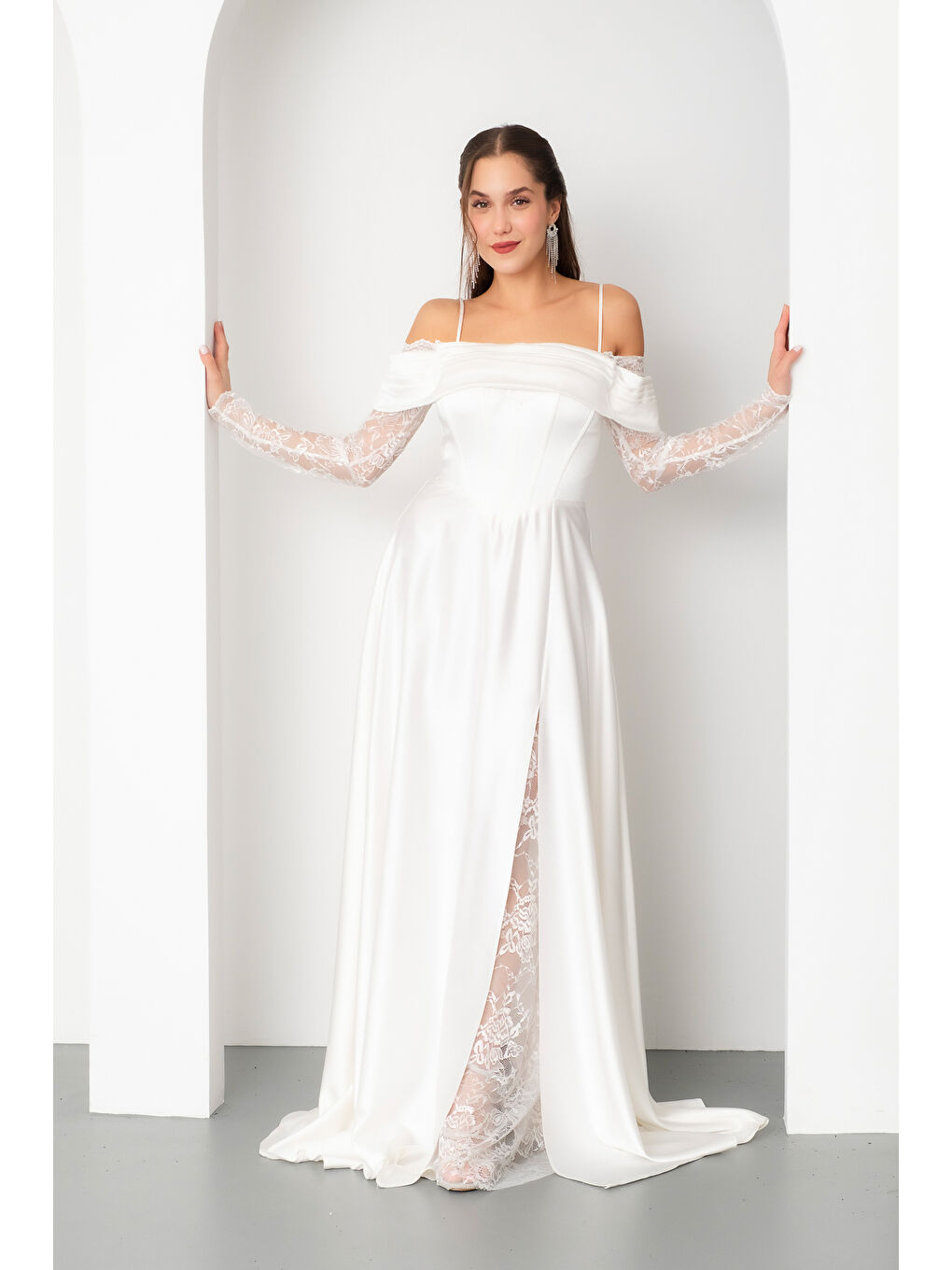 Kadın Beyaz Dantel Detaylı Uzun Saten Abiye Elbise-1