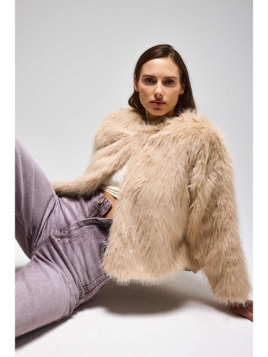 Kadın Krem Bej İçi Astarlı Crop Fit Pelüşlü Kürk Mont-1