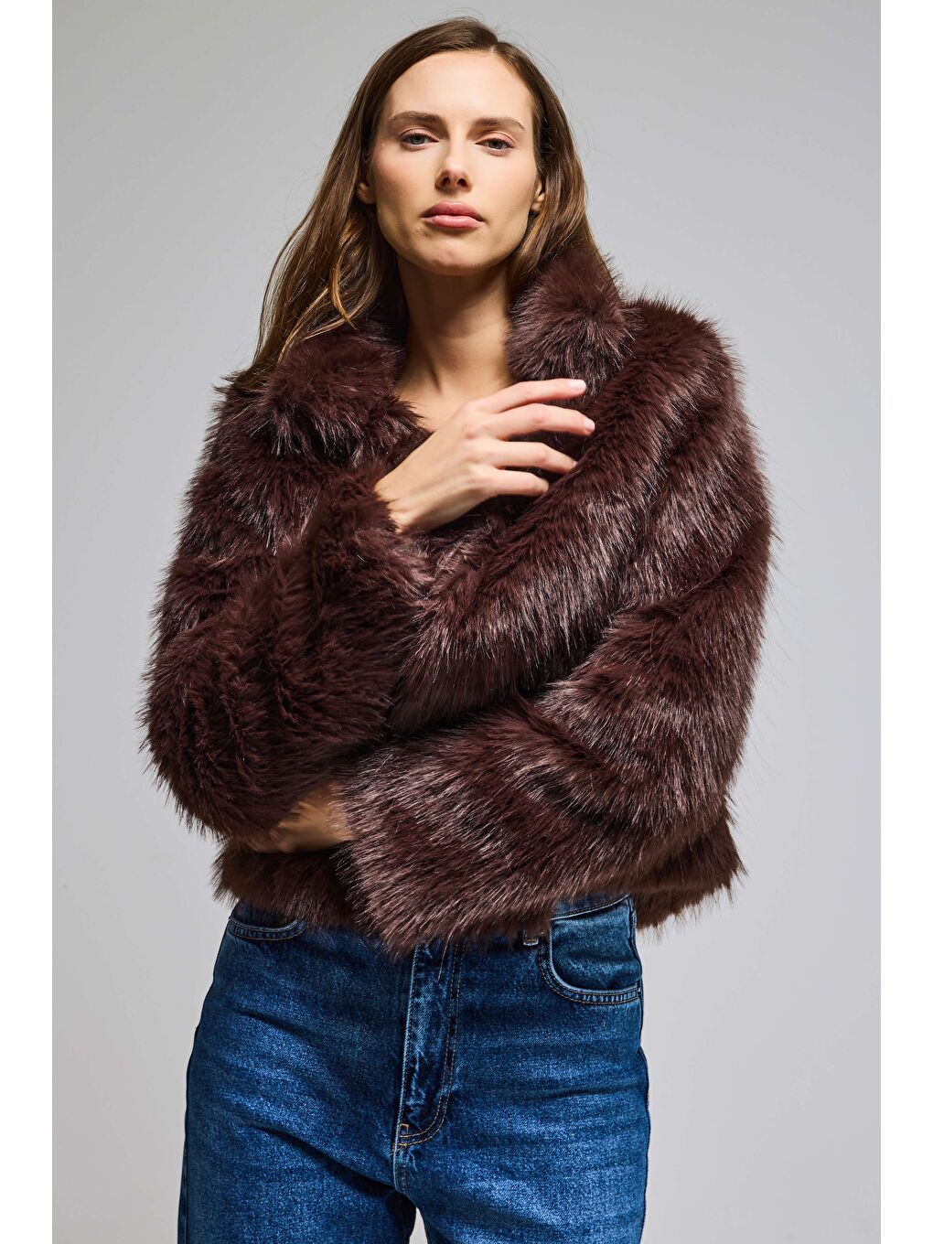Kahverengi Kadın Koyu Kahve Crop Agraflı İçi Astarlı Pelüşlü Kürk Mont-3
