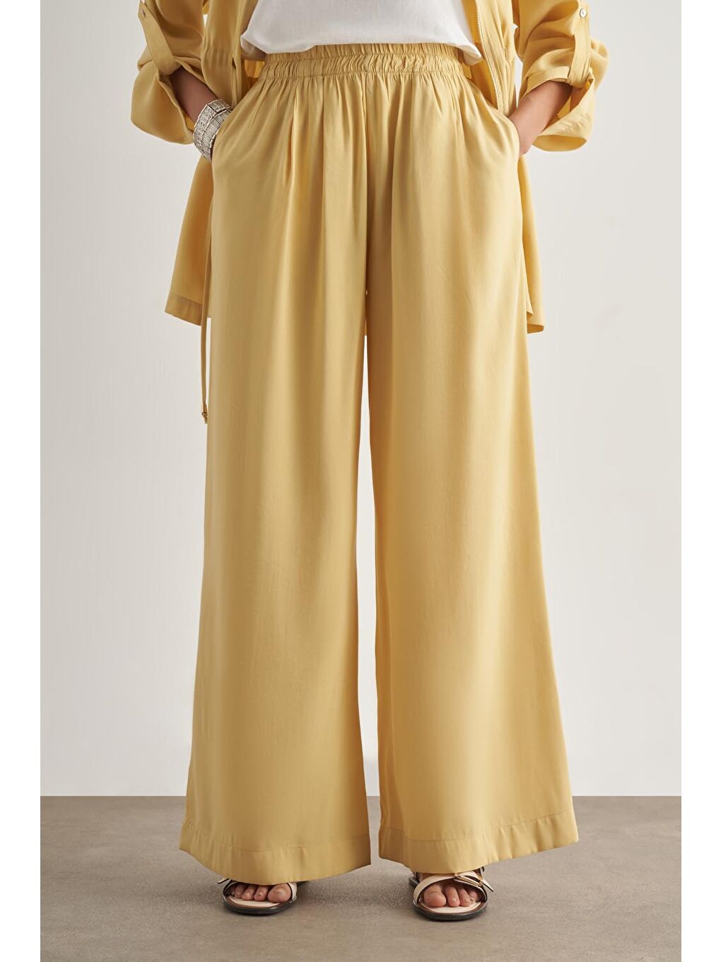 Modal Karışımlı Rahat Kesim Beli Lastikli Sarı Pantolon