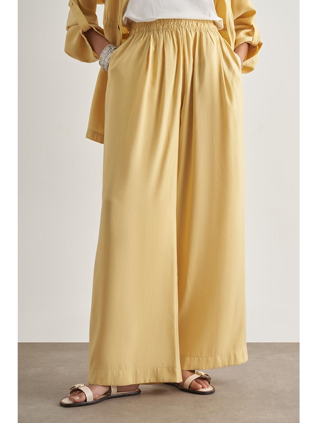 Modal Karışımlı Rahat Kesim Beli Lastikli Sarı Pantolon-1