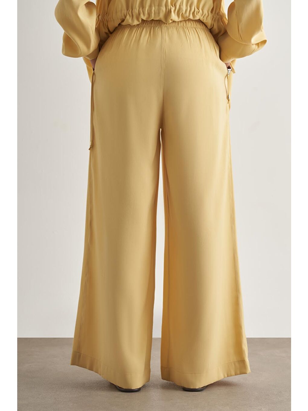 Modal Karışımlı Rahat Kesim Beli Lastikli Sarı Pantolon-3