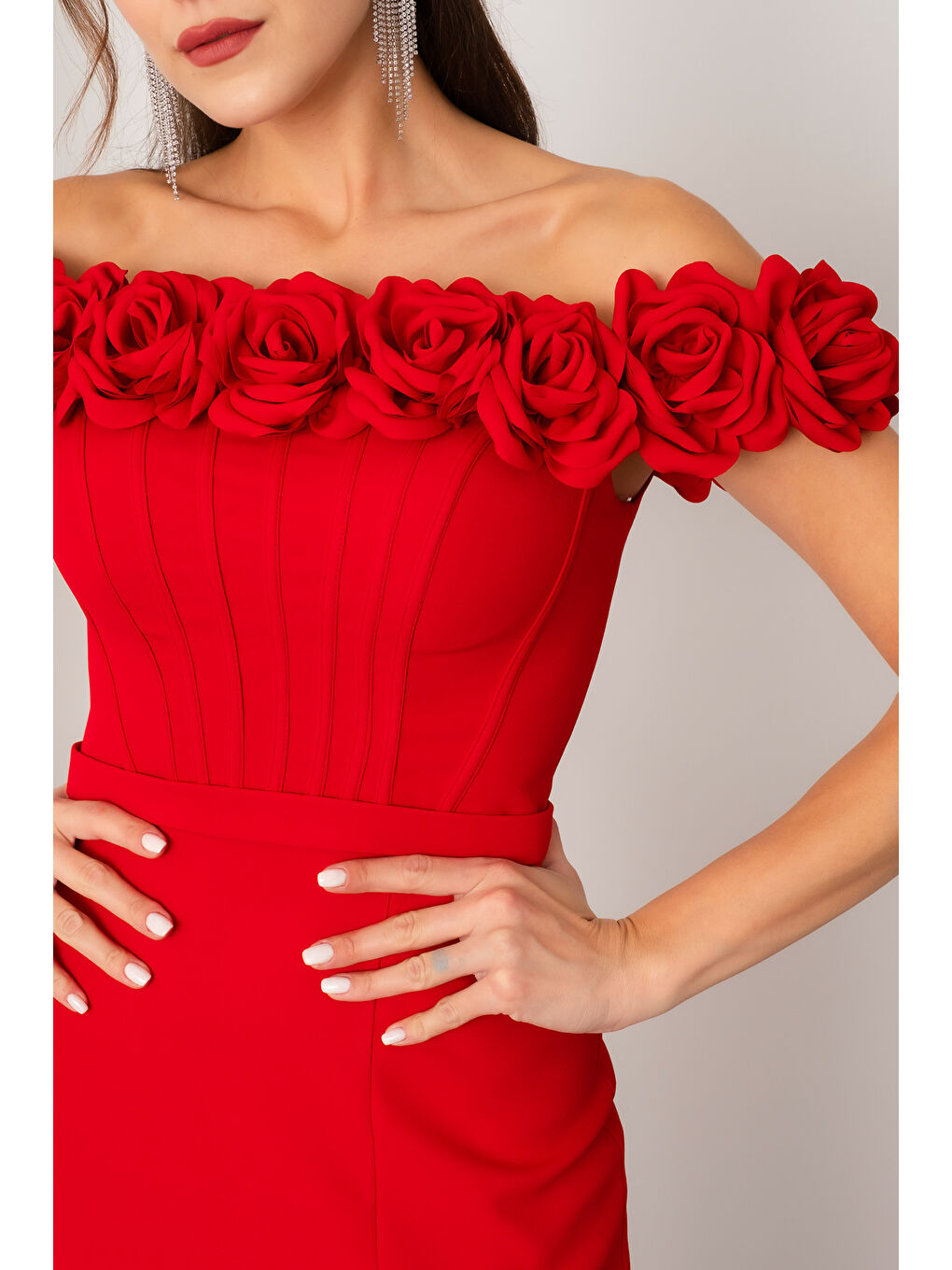 Kadın Kırmızı Çiçek Detay Yırtmaçlı Uzun Abiye Elbise-3